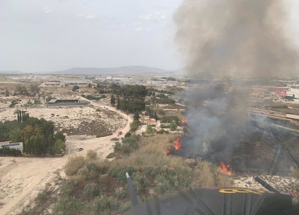 Bomberos trabajan en la extinción de un incendio de vegetación en Molina de Segura (Murcia)