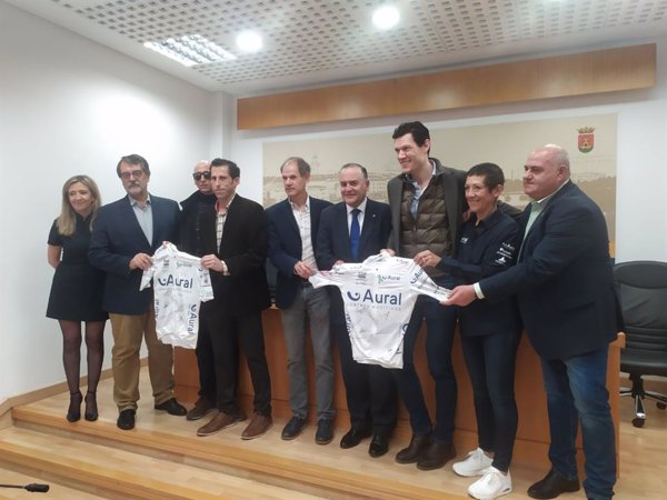 Silvia González y Abel Antón presentan en Talavera su maillot  solidario para la Titan Desert de Marruecos