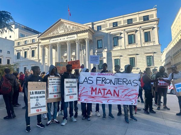Colectivos antirracistas defienden frente al Congreso la ILP para regularizar extranjeros y piden