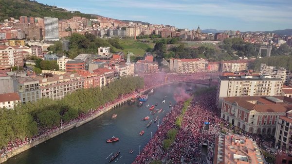 Fútbol- La gabarra llega a las inmediaciones del Ayuntamiento de Bilbao, colapsadas por la multitud