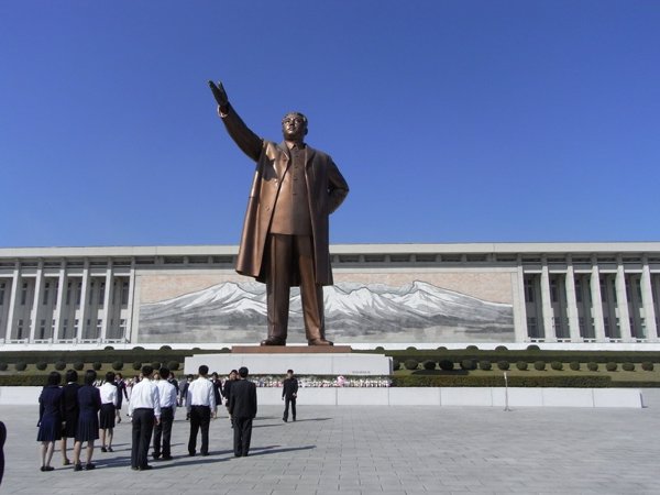 China y Corea del Norte abogan por reforzar sus relaciones bilaterales durante un encuentro en Pyongyang