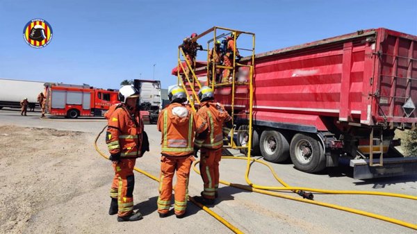 Sofocan el incendio de un camión que transportaba baterías en el polígono de Quart de Poblet (Valencia)
