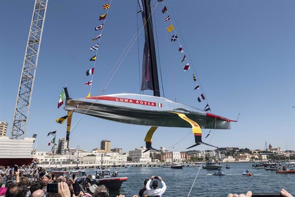 Luna Rossa Prada Pirelli bota su barco para la Louis Vuitton 37ª America's Cup