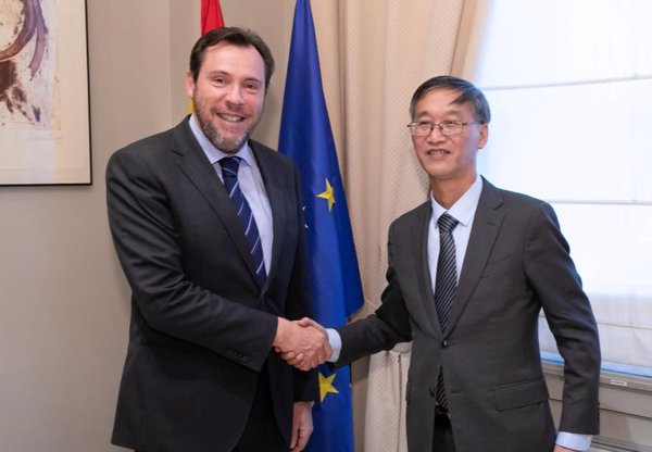 Óscar Puente se reúne con el embajador de China en España para abordar las infraestructuras y la movilidad
