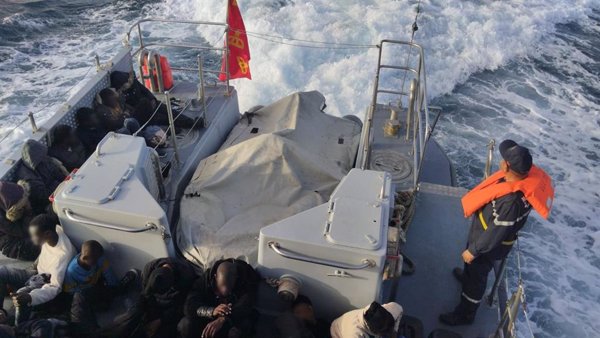 Marruecos rescata a 69 migrantes, entre ellos un menor, que se dirigían a las Islas Canarias