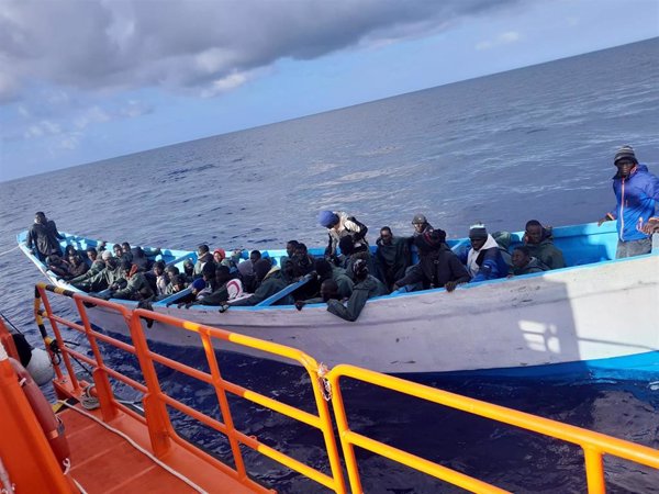 Rescatan una neumática con 59 migrantes en aguas próximas a la isla de Fuerteventura