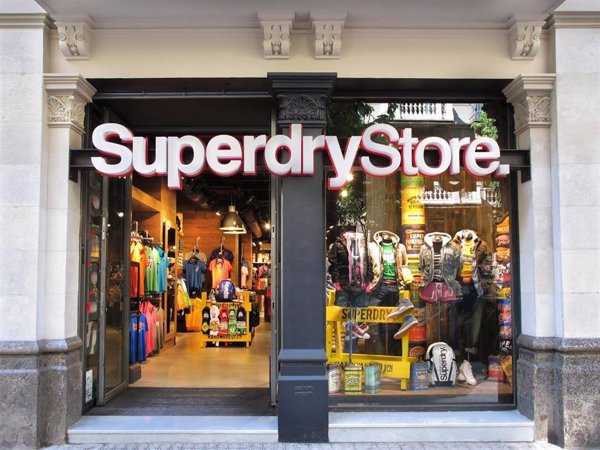 Superdry dejará de cotizar en Londres en el marco de su plan de reestructuración a 3 años
