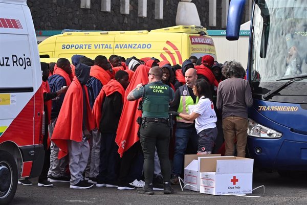 Rescatan tres embarcaciones con 152 migrantes en aguas próximas a Canarias durante la madrugada