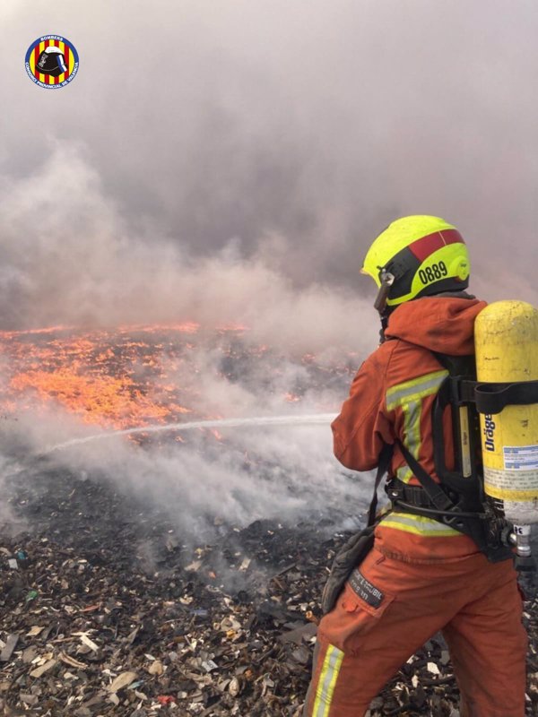 Bomberos siguen trabajando en la extinción del incendio en la planta de reciclaje de Requena (Valencia)