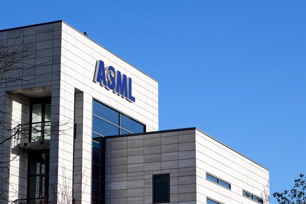 ASML gana un 40% menos hasta marzo por la caída de la demanda