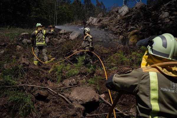 Extinguido el incendio de Crecente (Pontevedra) tras arrasar 170 hectáreas