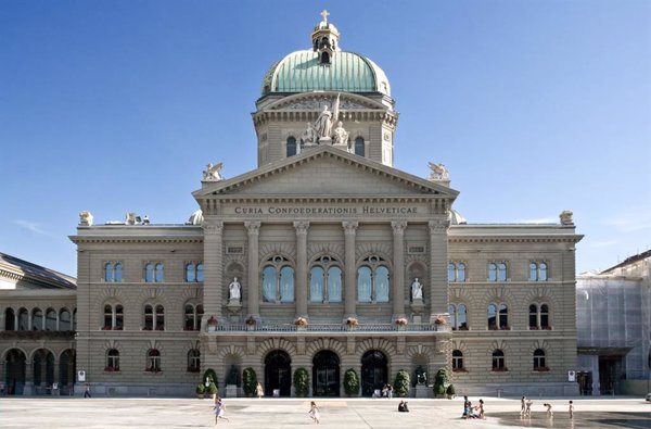 El Parlamento de Suiza prohíbe la exhibición en público de símbolos extremistas, incluidas esvásticas
