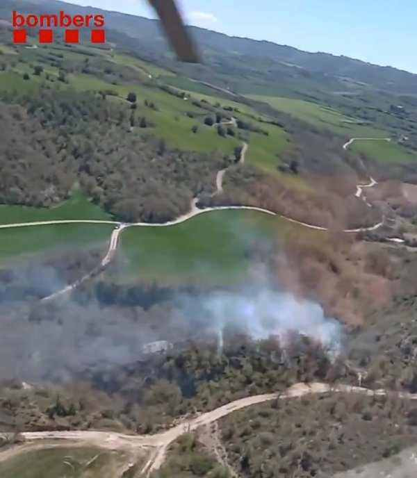 Los Bombers trabajan en un incendio forestal en Palouet (Lleida) con 10 dotaciones terrestres