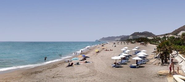 Hallan el cuerpo sin vida de una mujer en una playa de Mojácar (Almería)