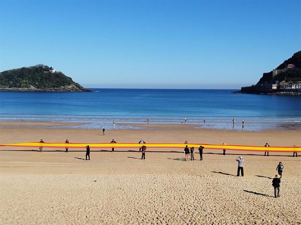 Vox despliega una bandera de España de 50 metros en la playa de La Concha de San Sebastián