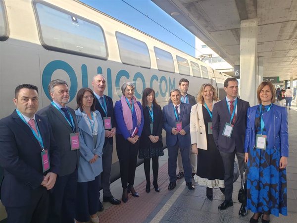 La directora general de Ouigo España recibe en Segovia al primer tren Valladolid-Alicante de la operadora