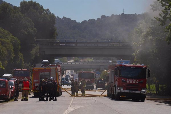La N-150 en Montcada i Reixac (Barcelona) abre un paso alternativo tras el corte por el incendio