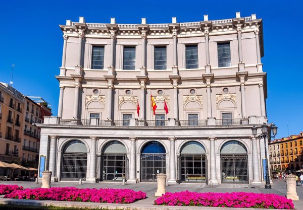 El rey Felipe VI preside la gala del centenario de Telefónica en el Teatro Real de Madrid