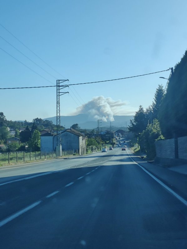 Estabilizados los incendios forestales de Barreiros y de Rois, que queman ya casi 120 hectáreas en Galicia