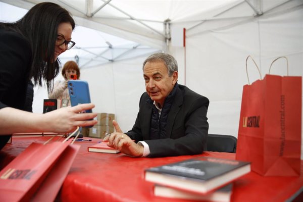 Zapatero vive su primera Diada firmando su libro: 