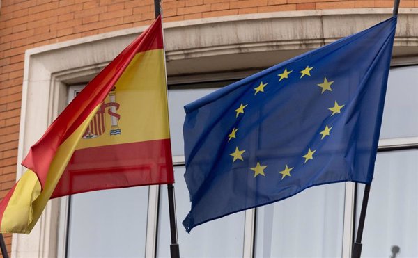 Casi el 54% de españoles se siente igualmente europeos pero el 65,2% defiende que los Estados tengan la última palabra
