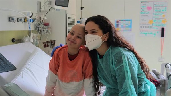 Rosalía visita a niños con cáncer ingresados en el Hospital Sant Joan de Déu (Barcelona)