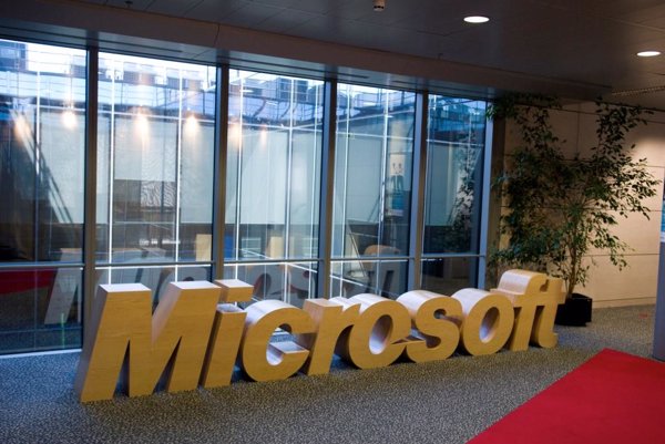 Competencia del Reino Unido abre consultas sobre las alianzas de Microsoft y Amazon con firmas de IA