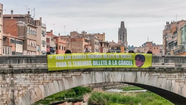 Vox cuelga un cartel en Girona en el que avisa a Puigdemont que tienen 