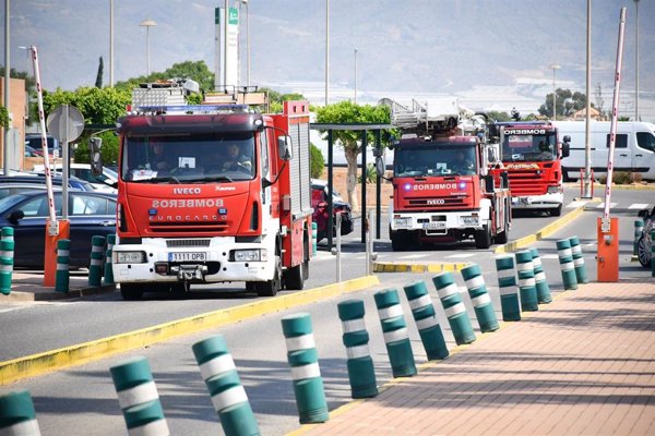 Fallecen dos personas tras el choque entre un turismo, que ha ardido, y una furgoneta en El Ejido (Almería)
