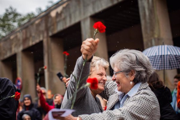 Más de un centenar de personas recuerdan en Santiago la Revolución de los Claveles entonando el 'Grândola'