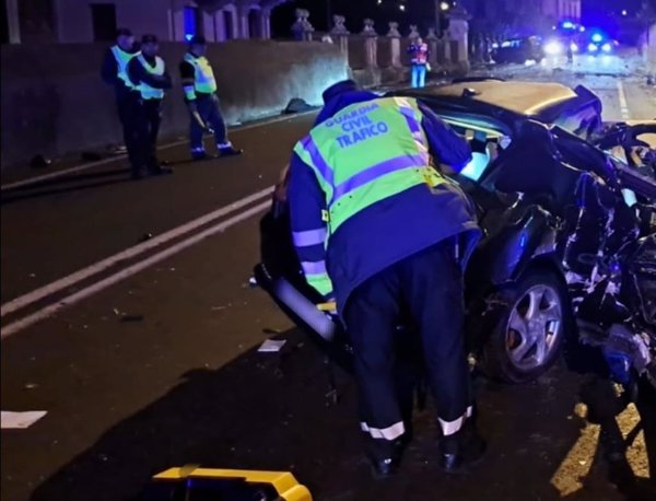 Muere un hombre de 28 años en Viveiro (Lugo) tras chocar contra un poste e impactar contra otro vehículo