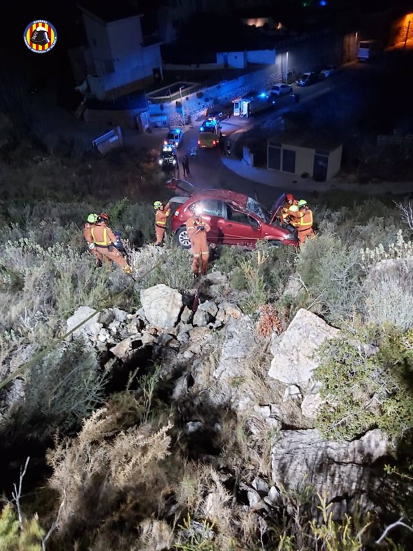Asistida una conductora tras caer su coche veinte metros por un terraplén en Chiva (Valencia)