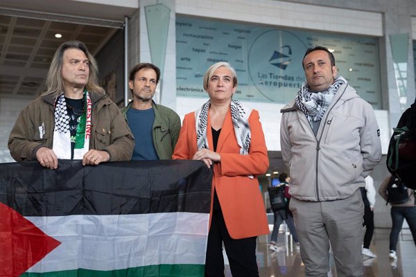 Los políticos que apoyan la 'Flotilla de la Libertad' vuelven a España a la espera de que pueda zarpar rumbo a Gaza
