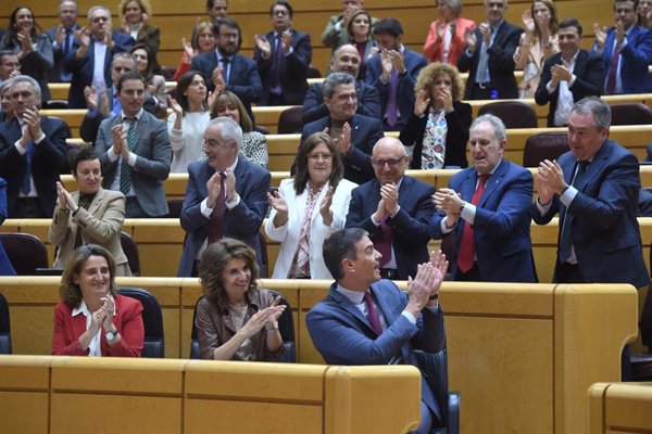 Espadas, Lobato, Concha Andreu y otros 60 senadores del PSOE difunden un vídeo de apoyo a Sánchez: 
