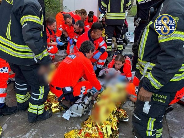 Cuatro heridos graves, dos de ellos menores, tras el incendio de una vivienda en Sevilla