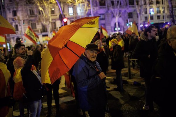 Decenas de personas se congregan en Ferraz para protestar contra Pedro Sánchez y pedir su dimisión