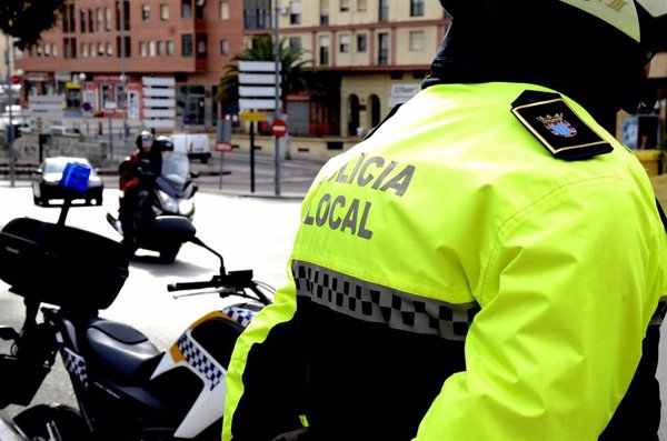 Atropellado un agente de la Policía Local en Jerez por un motorista que realizaba 'caballitos'