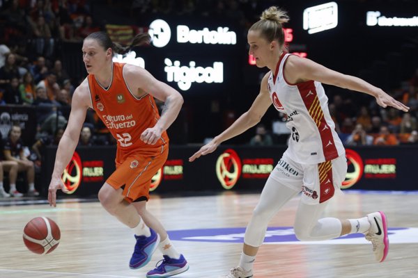 La jugadora ucraniana Alina Iagupova seguirá un año más en Valencia Basket