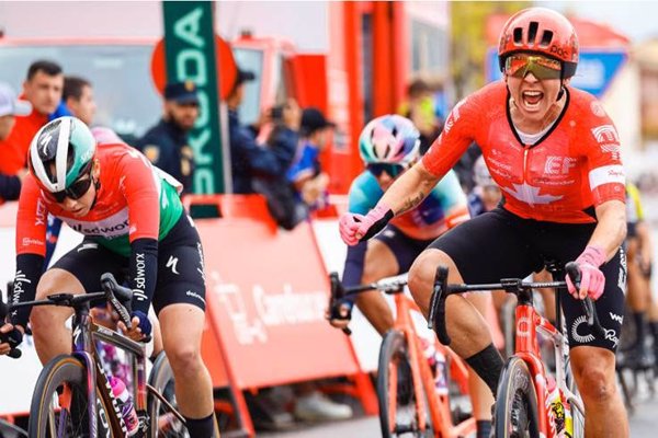 Jackson (EF Cannondale) se impone en la segunda etapa de La Vuelta Femenina y Vas (Worx) se pone líder