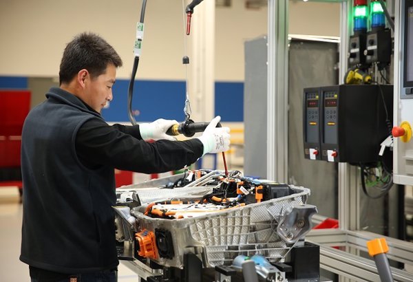 La expansión de la actividad manufacturera de China pierde fuerza en abril, según PMI oficial