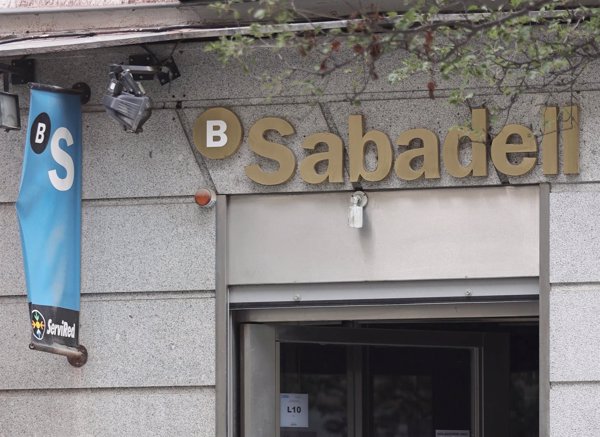 Sabadell cierra con un alza del 3,37% y BBVA cae un 6,65% tras el interés de BBVA por fusionarse