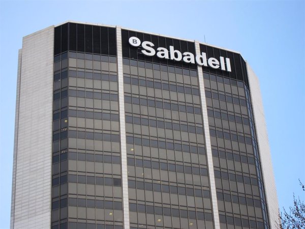 Banco Sabadell se dispara un 7,4% y BBVA cae un 1%, al calor de la propuesta de fusión