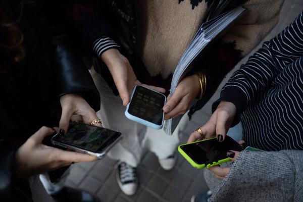 La Generalitat Valenciana prohíbe el uso de móviles en los centros docentes no universitarios desde el lunes