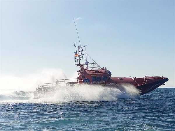 Salvamento Marítimo rescata un cayuco con 60 migrantes subsaharianos a doce millas de Gran Canaria