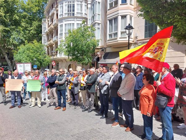 Más de 100 personas exigen en Palma la dimisión de Pedro Sánchez: 