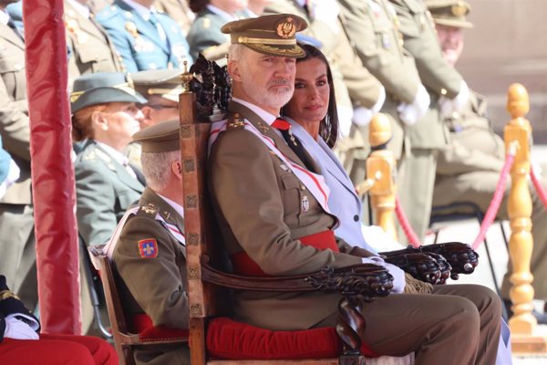 Felipe VI jura bandera 40 años después de su ingreso en la AGM con la Princesa Leonor como testigo