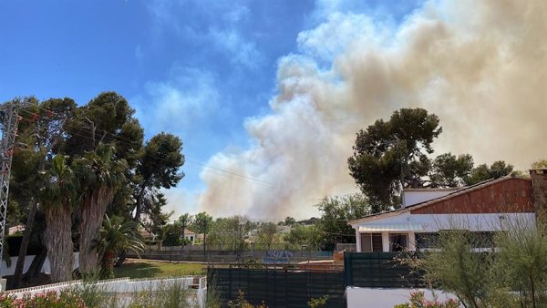 Estabilizado el incendio forestal que ha confinado una urbanización en Riba-roja de Túria (Valencia)