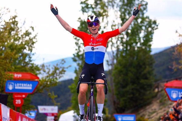 Demi Vollering conquista La Vuelta Femenina con victoria en la última etapa