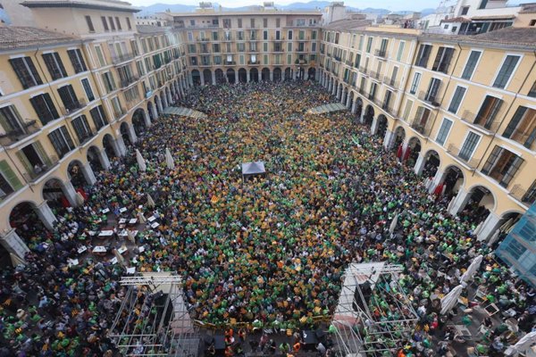 Miles de personas exigen en Palma defender el catalán frente a las 
