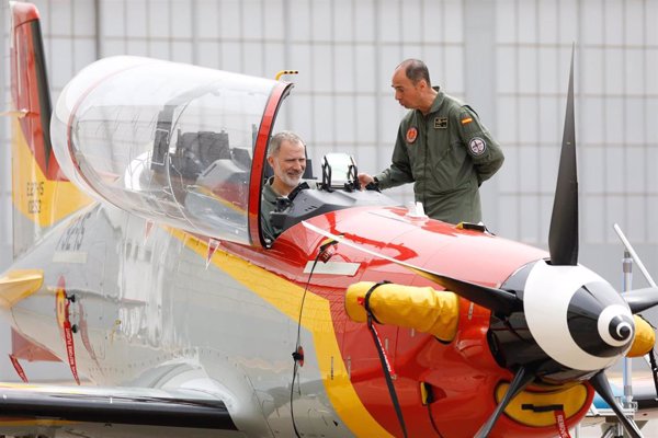 El Rey Felipe VI realiza un vuelo simulado y se sube a bordo de una aeronave 'Pilatus' durante su visita a la AGA